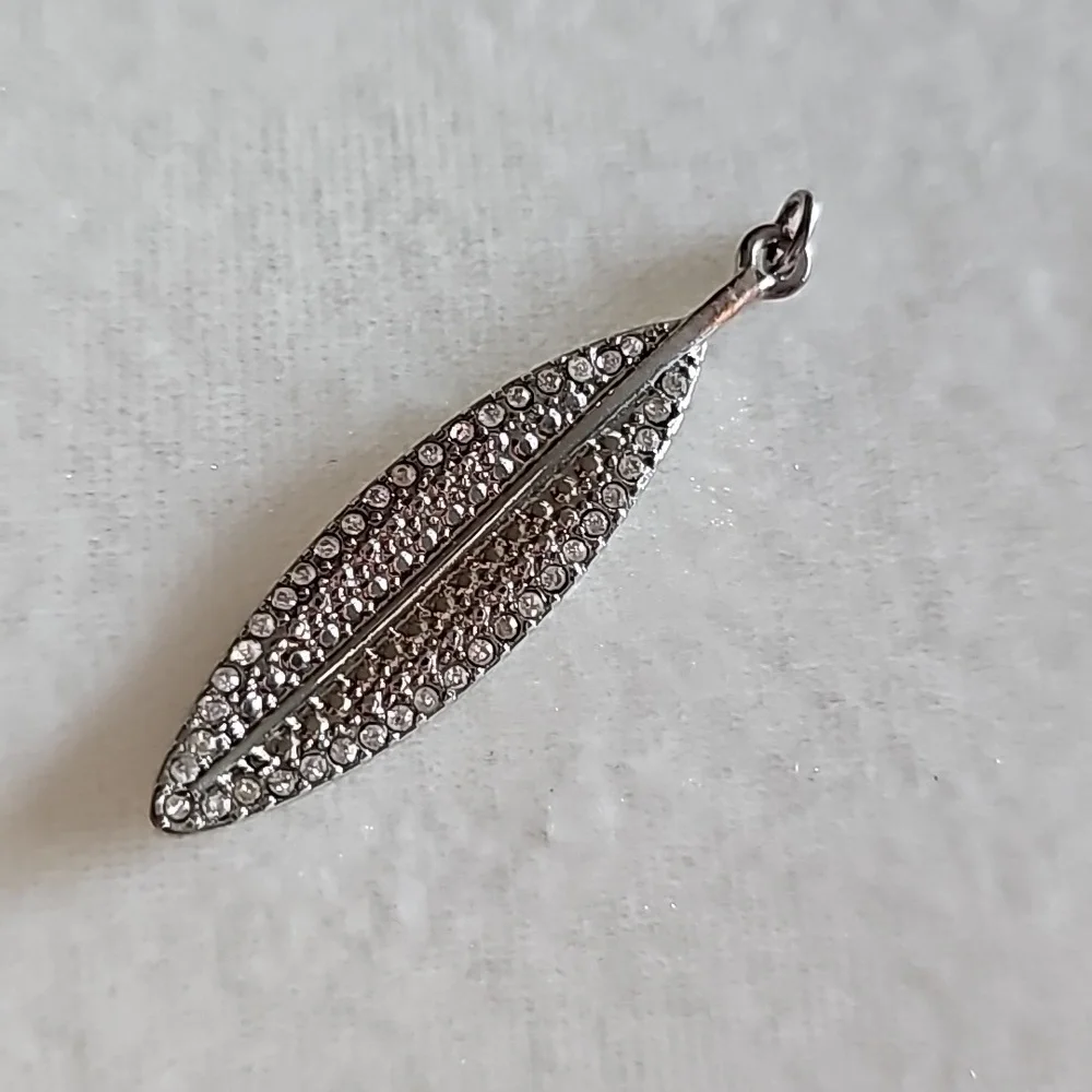 Silver Tone Rhinestone Leaf Pendant 🔑
